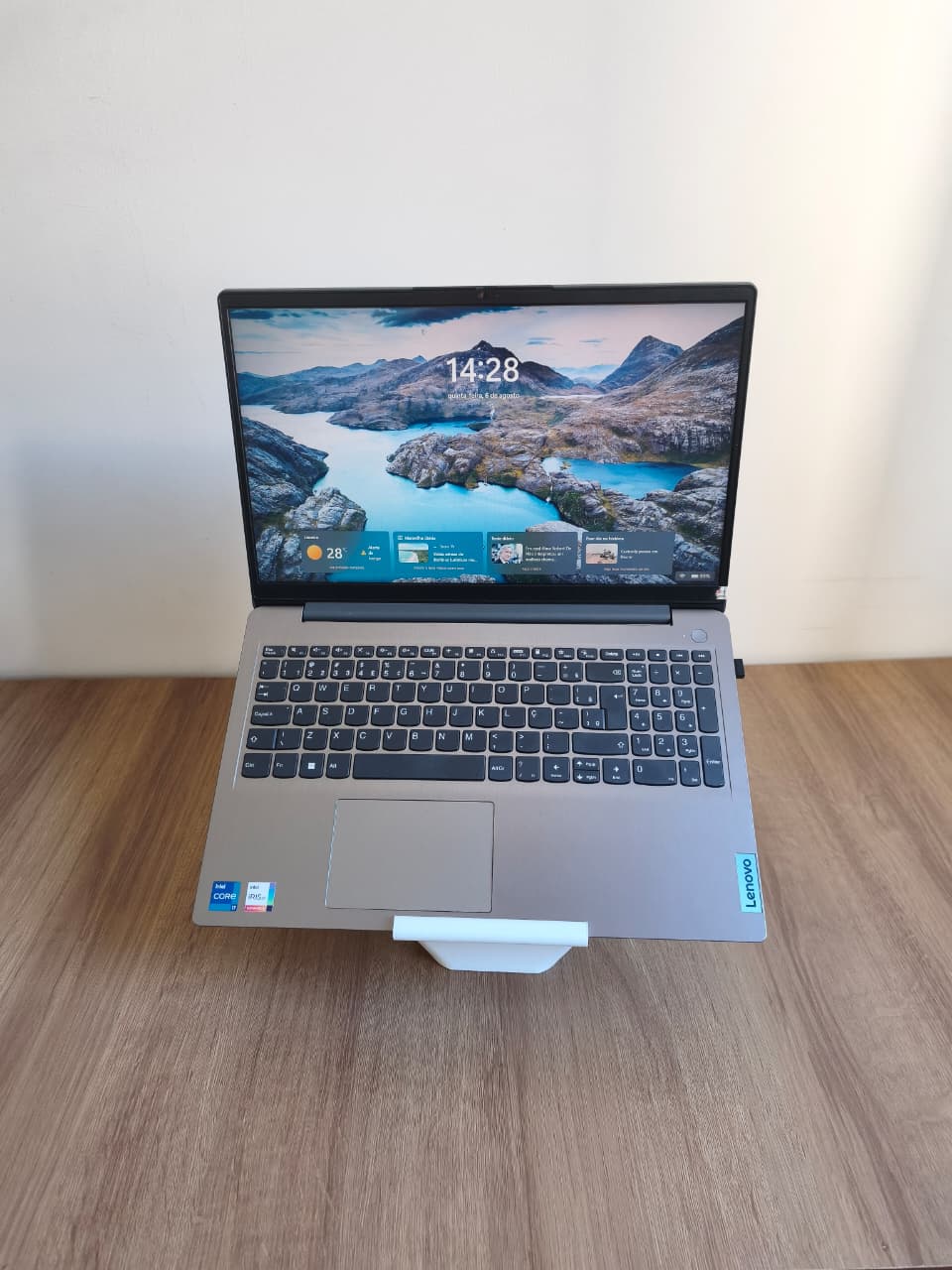 Vista frontal do suporte para notebook